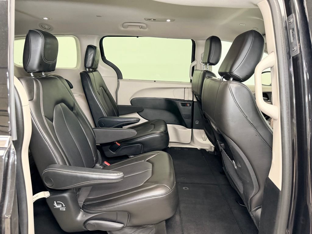 Used 2023 Chrysler Pacifica Touring-L FWD image 10