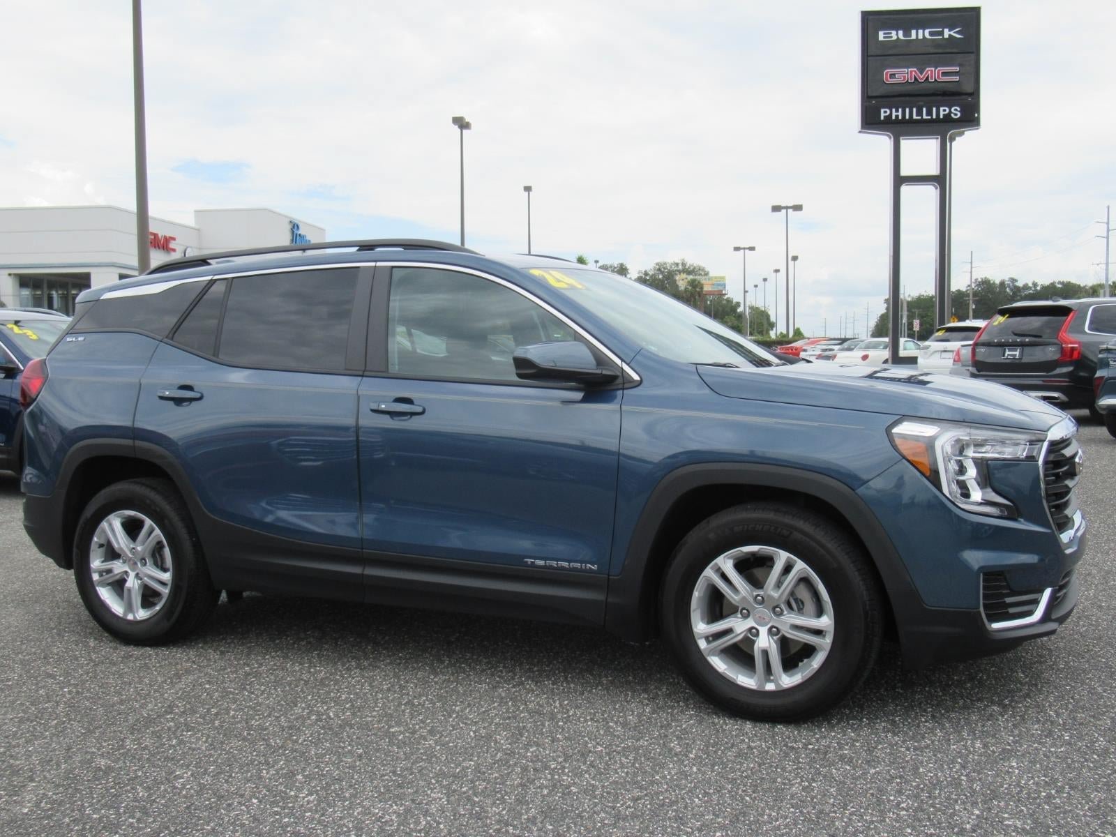 Used 2024 GMC Terrain SLE w/ Driver Convenience Package FWD image 2