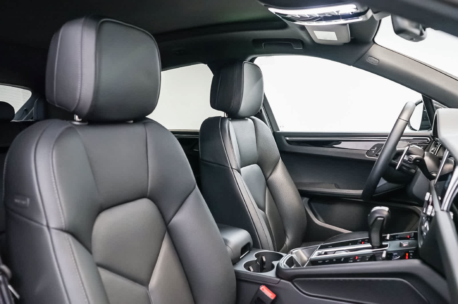 Certified 2026 Porsche Macan AWD/4WD image 12