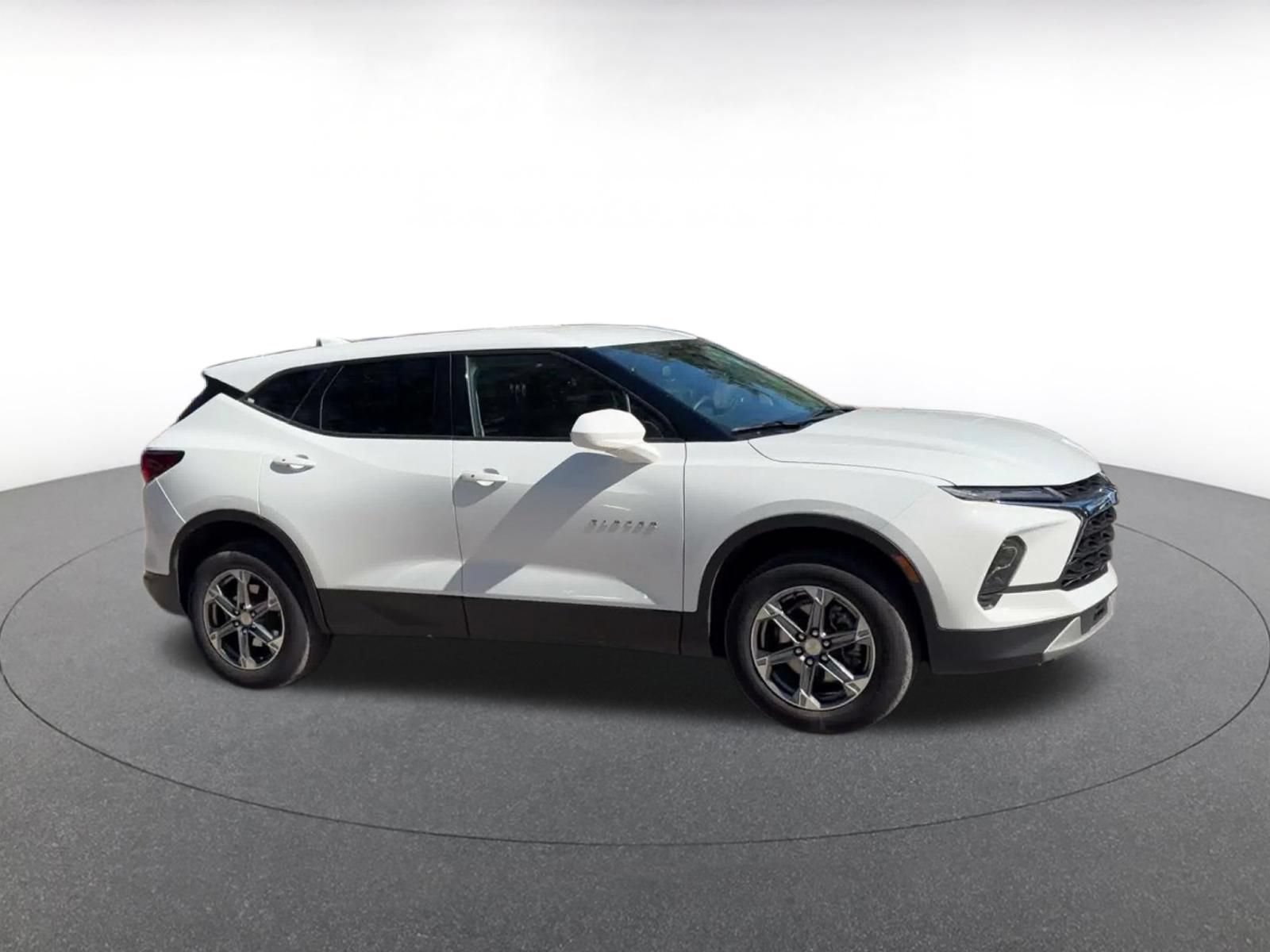 Used 2026 Chevrolet Blazer LT FWD image 2