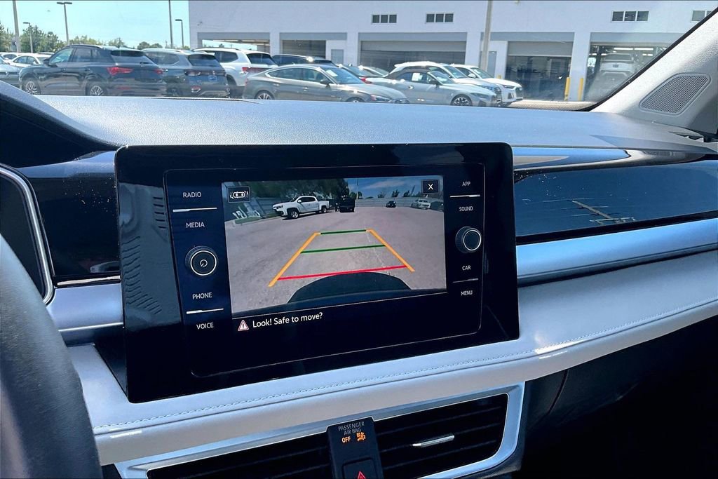 Certified 2025 Volkswagen Taos SE w/ Panoramic Sunroof Package image 27