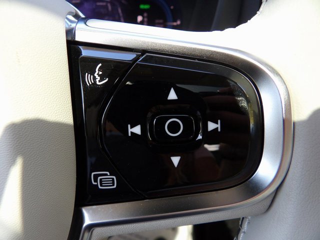 Certified 2023 Volvo XC60 T8 Ultimate w/ Climate Package image 17