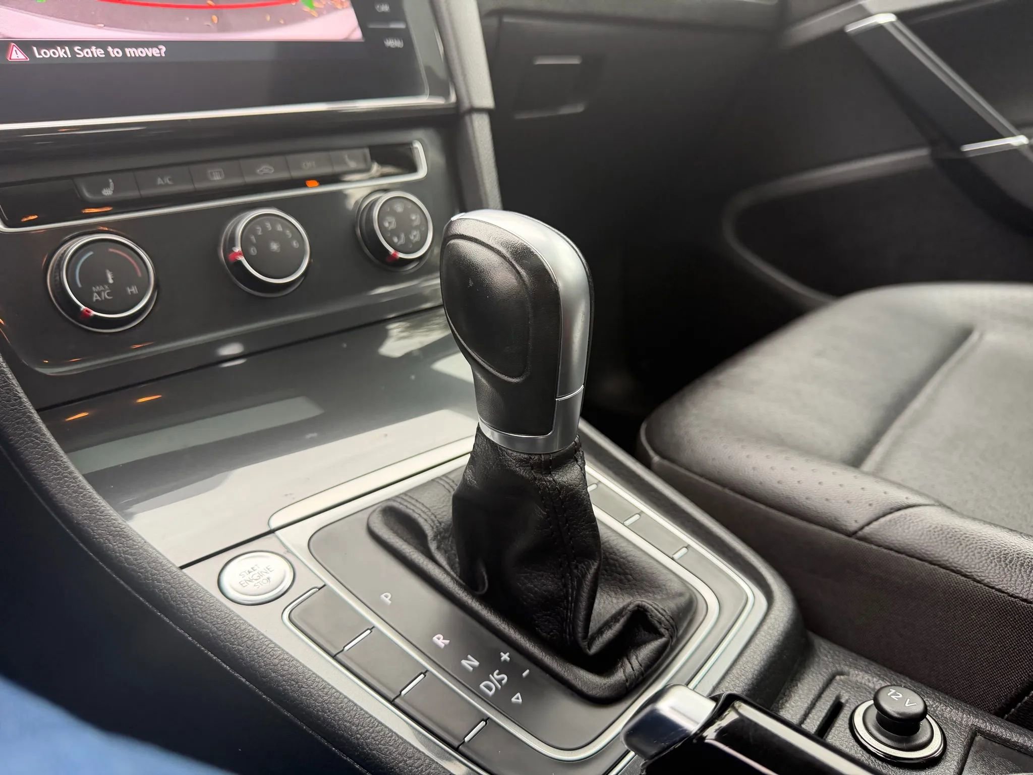 Used 2018 Volkswagen Golf SE image 29