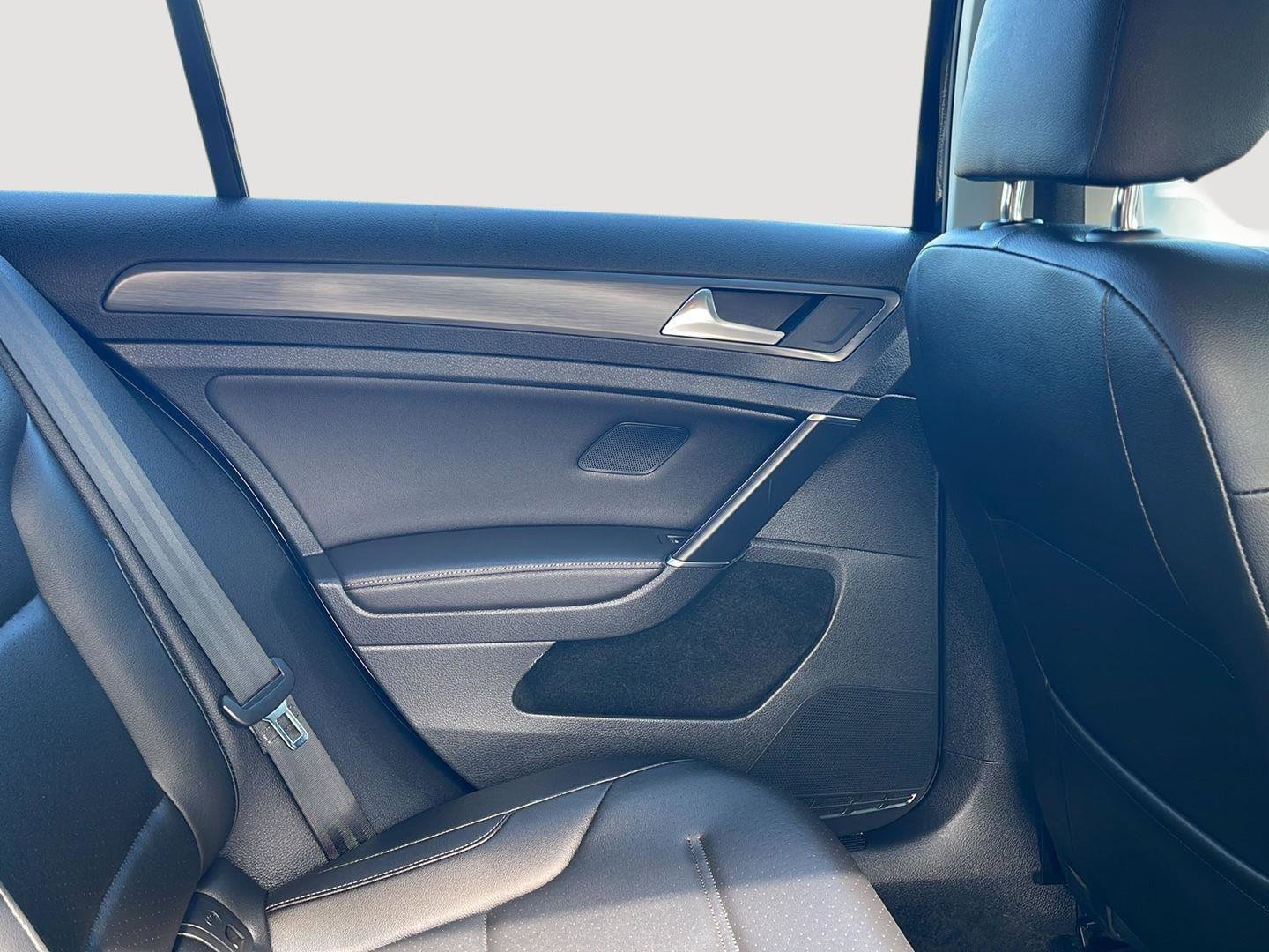 Used 2021 Volkswagen Golf 4-Door image 14