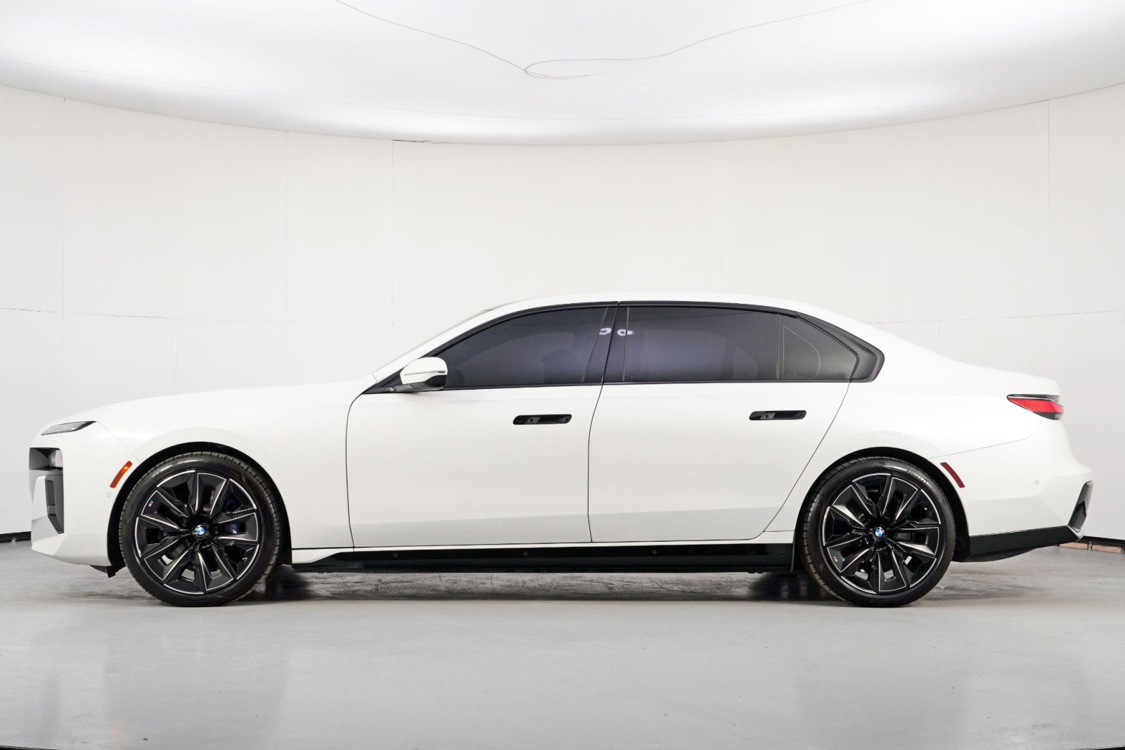 Used 2023 BMW i7 xDrive60 w/ Executive Package 2 image 9