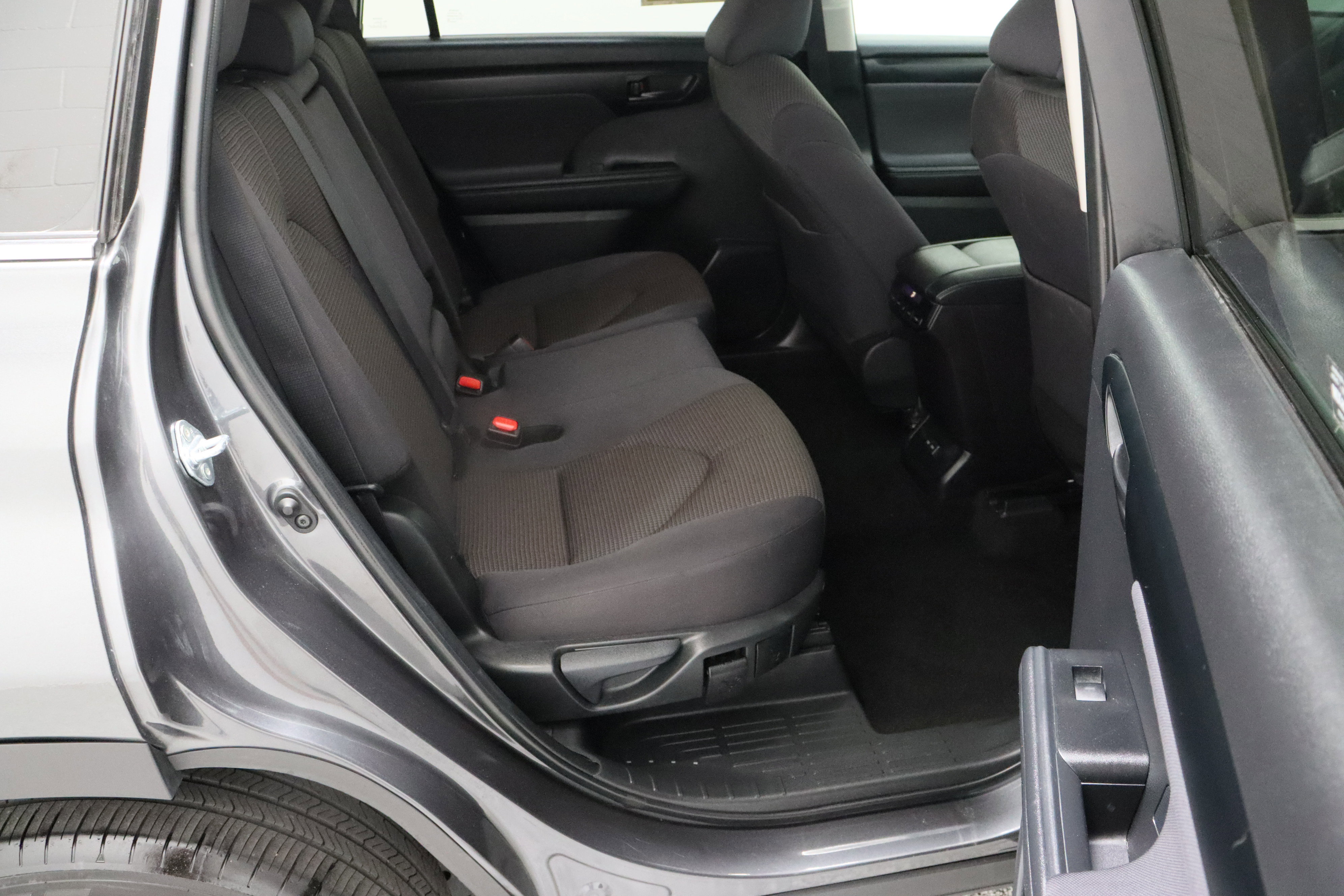 Used 2025 Toyota Highlander LE FWD image 36