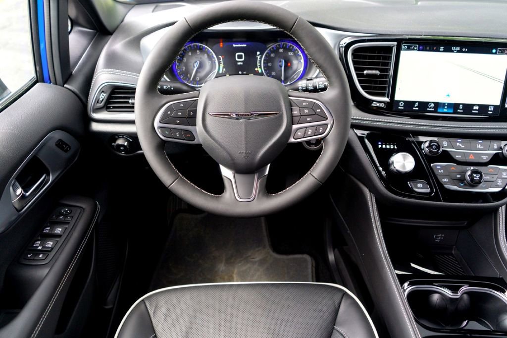 New 2026 Chrysler Pacifica Limited FWD image 22