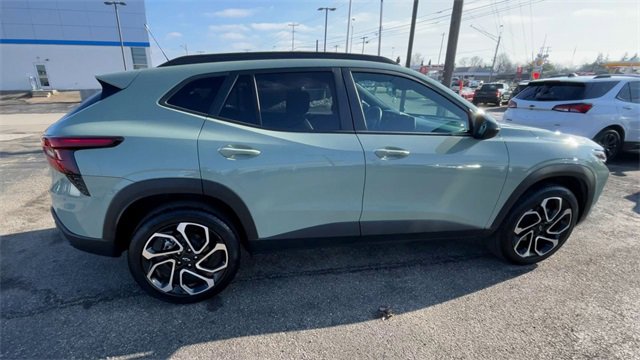 Used 2024 Chevrolet Trax RS w/ Driver Confidence Package image 2