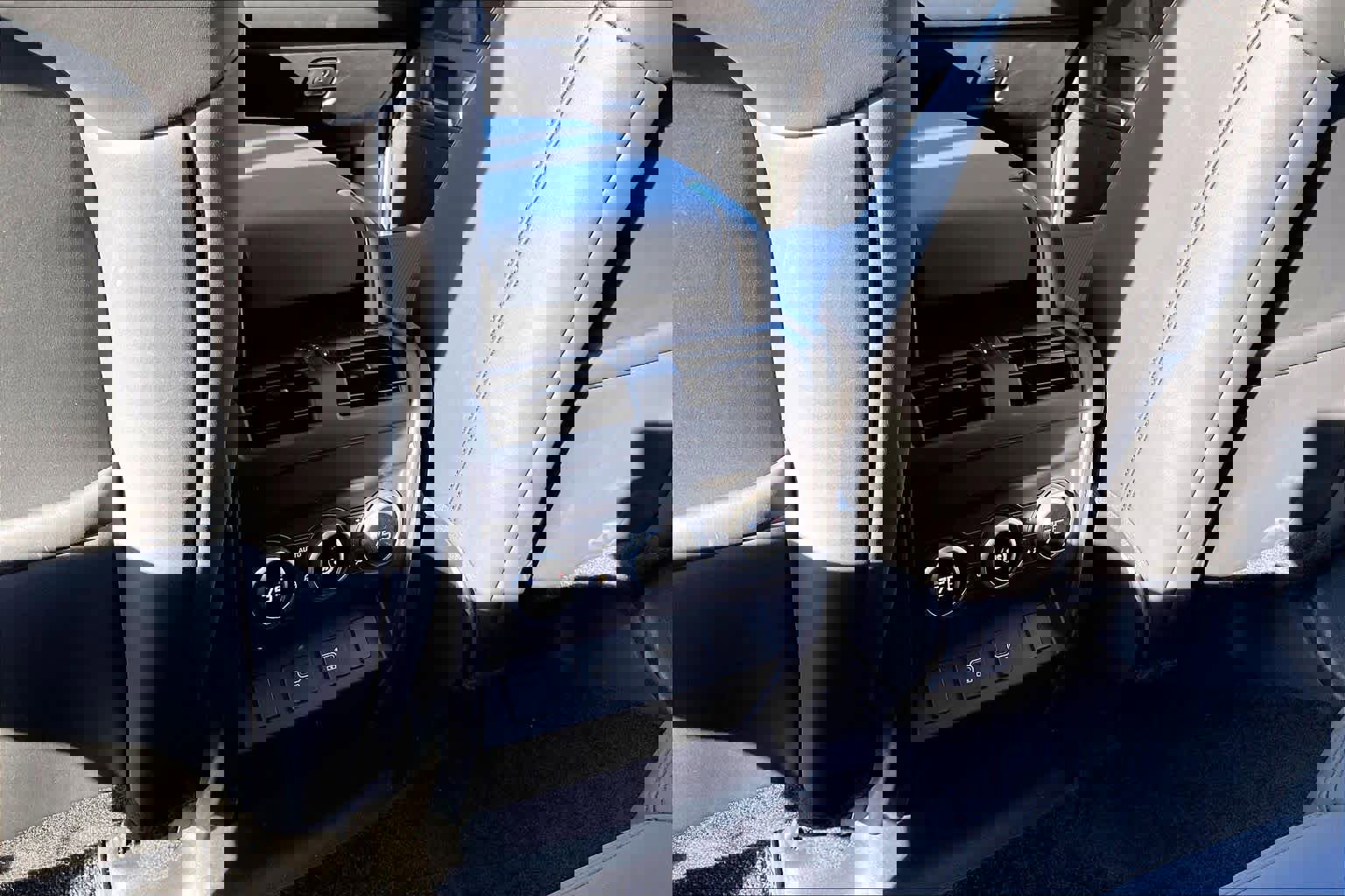 Used 2025 Land Rover Defender 110 S image 35