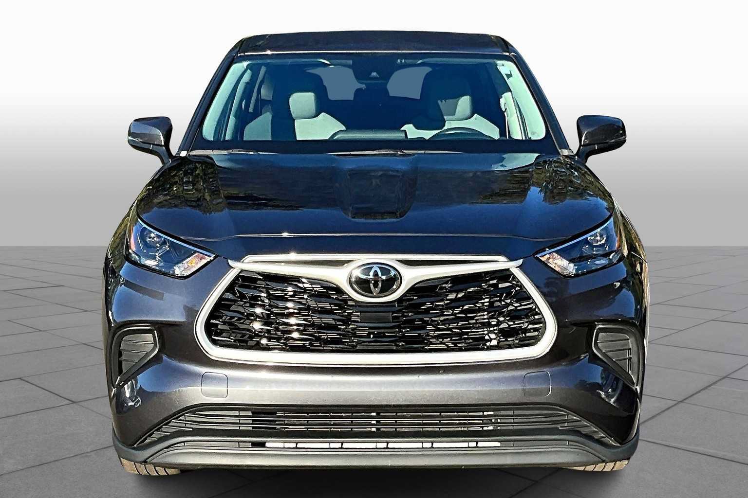Used 2023 Toyota Highlander L FWD image 4