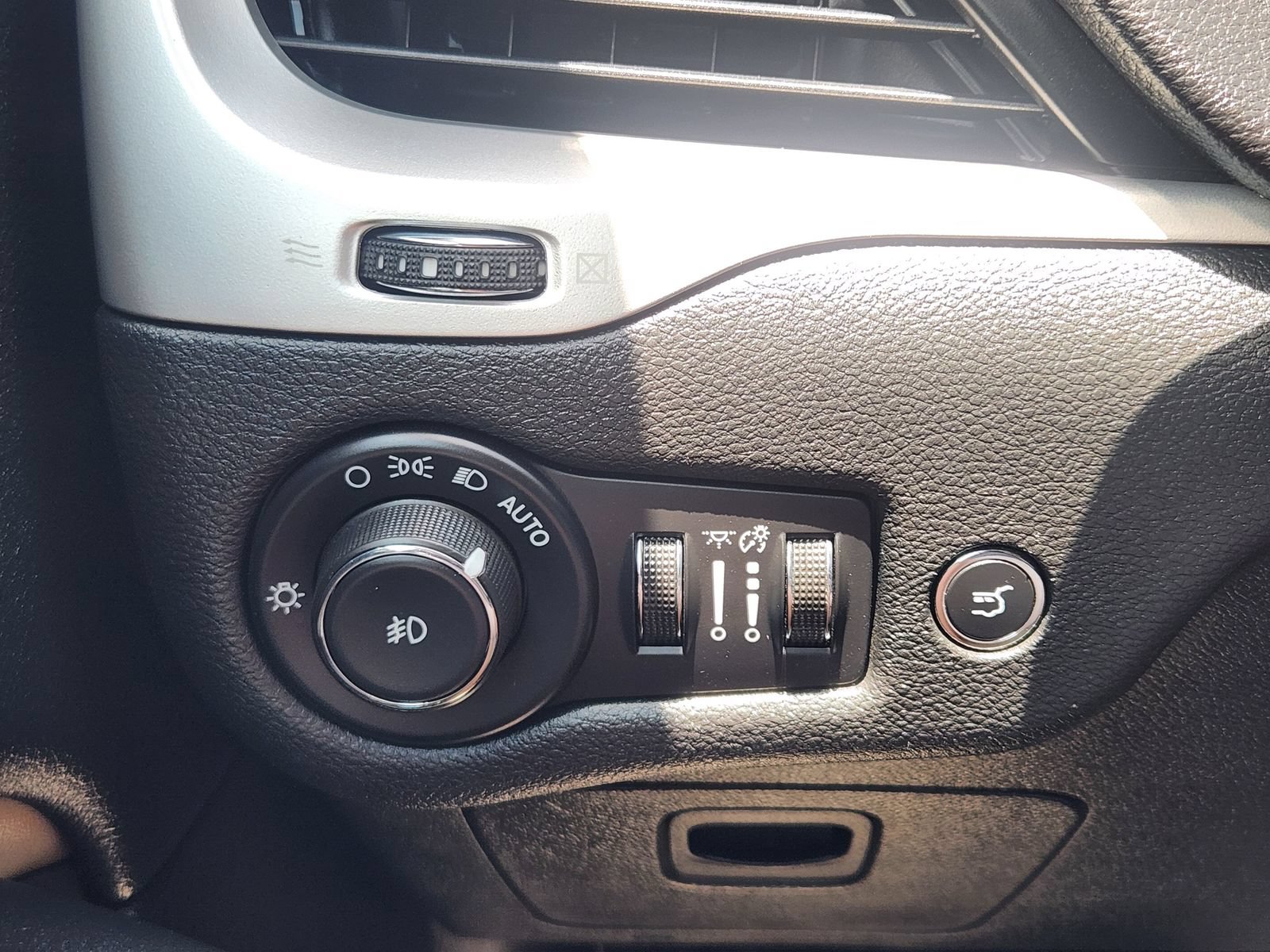 Used 2016 Jeep Cherokee Limited w/ Luxury Group FWD image 26
