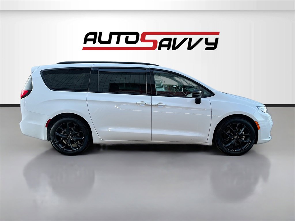 Used 2025 Chrysler Pacifica Limited image 8
