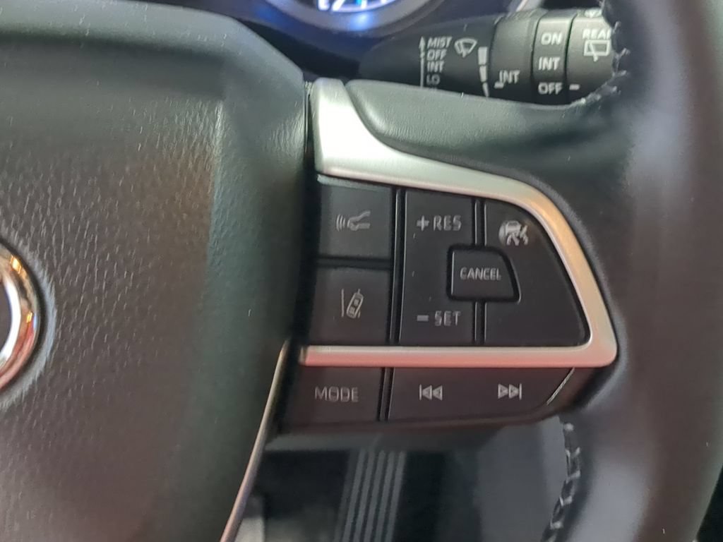 Used 2025 Toyota Highlander XLE AWD/4WD image 29