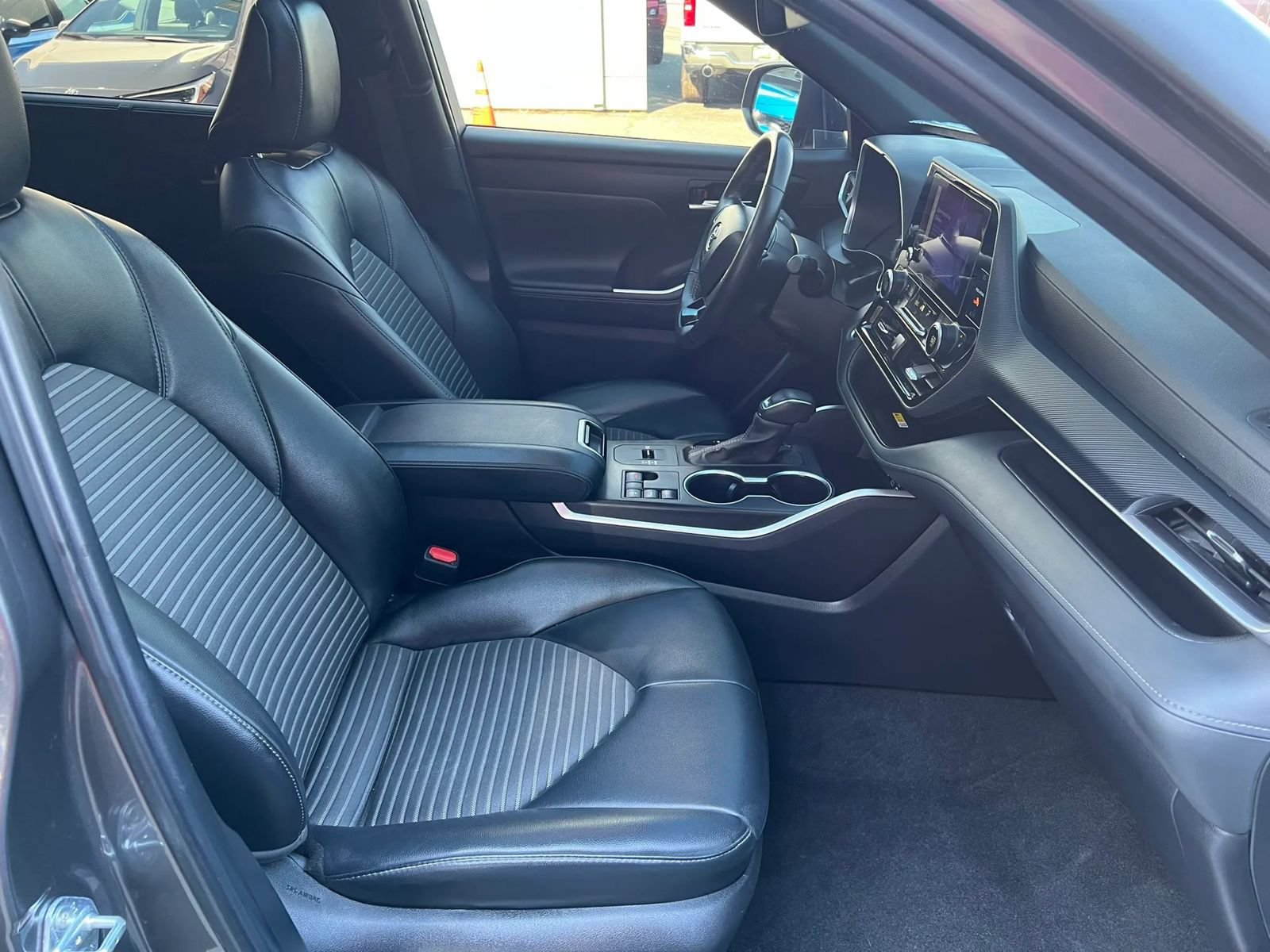 Used 2024 Toyota Highlander XSE FWD image 8