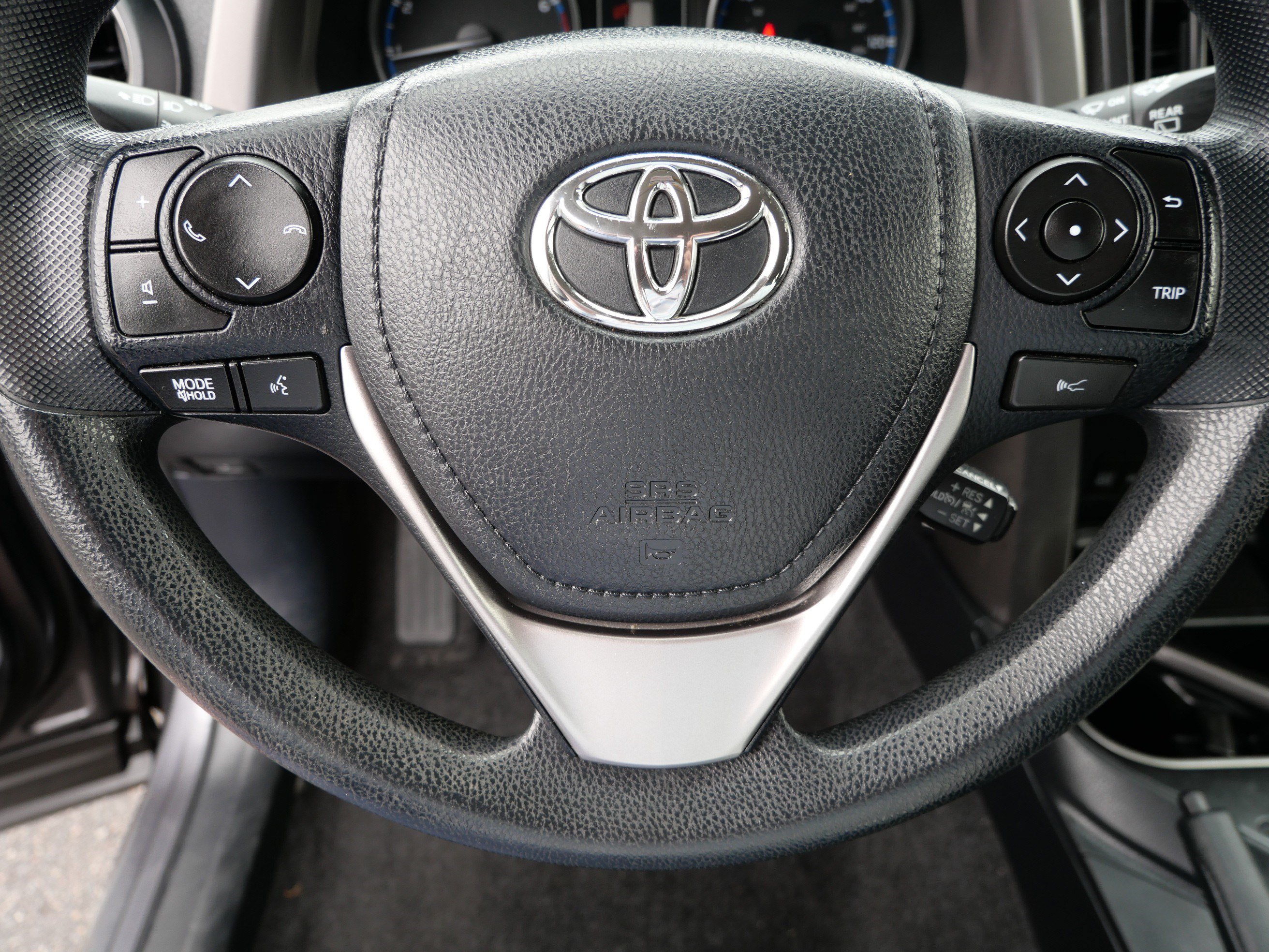 Used 2018 Toyota RAV4 LE w/ Carpet Mat Package AWD/4WD image 25