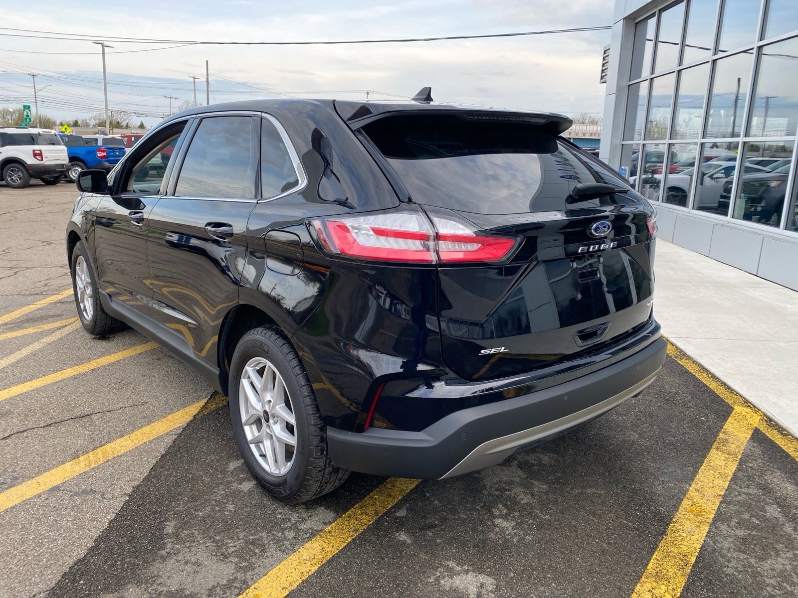 Used 2024 Ford Edge SEL w/ Convenience Package image 3