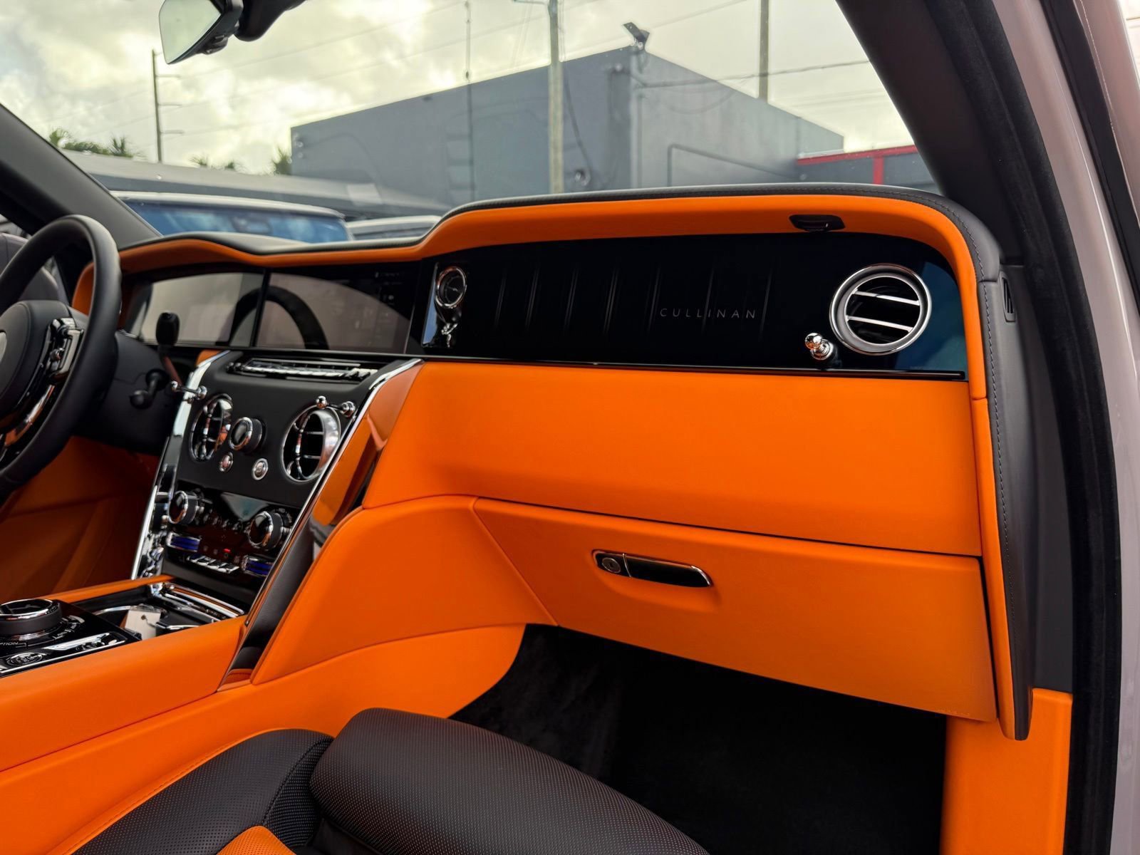 Used 2025 Rolls-Royce Cullinan image 36