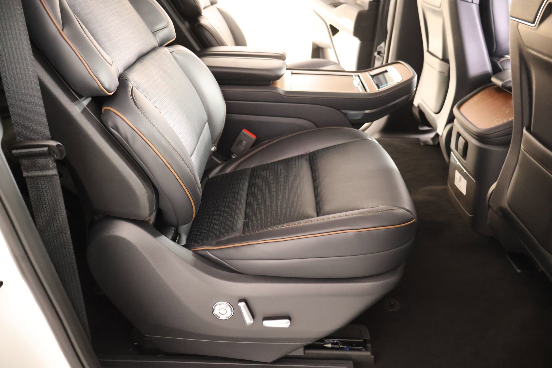 New 2026 Lincoln Navigator L Black Label AWD/4WD image 16