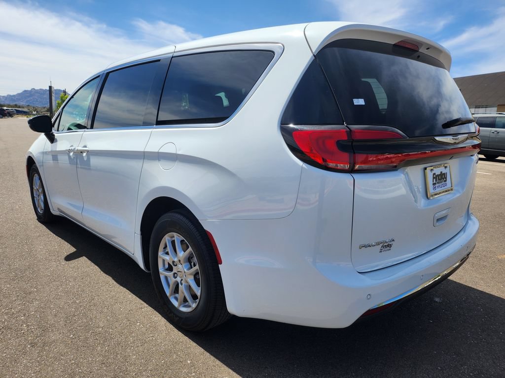 Used 2024 Chrysler Pacifica Touring-L FWD image 8