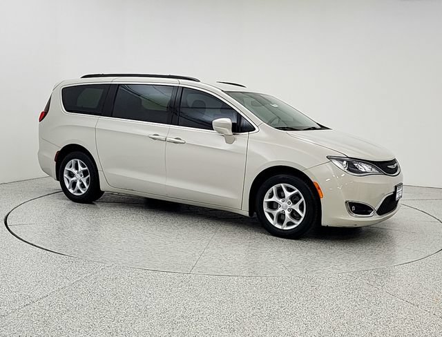 Used 2017 Chrysler Pacifica Touring-L w/ Tire & Wheel Group FWD image 3