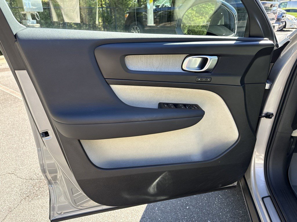 Used 2025 Volvo XC40 B5 Plus AWD/4WD image 13