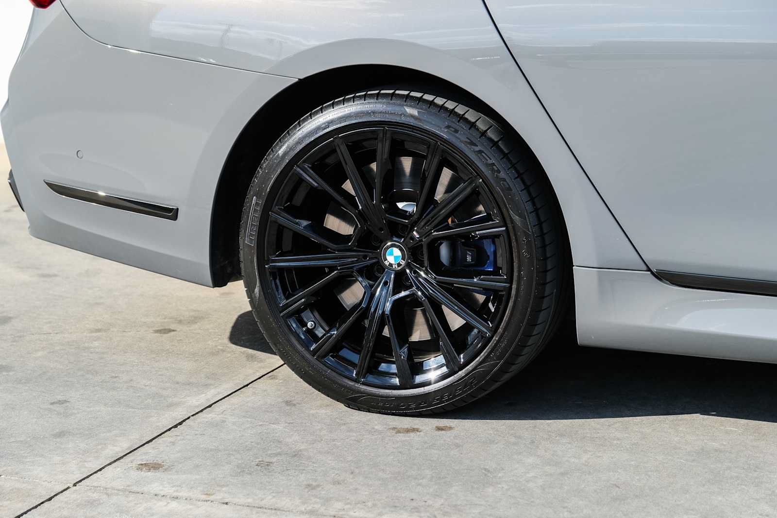 Used 2022 BMW M760i xDrive w/ Luxury Rear Seating Package AWD/4WD image 8