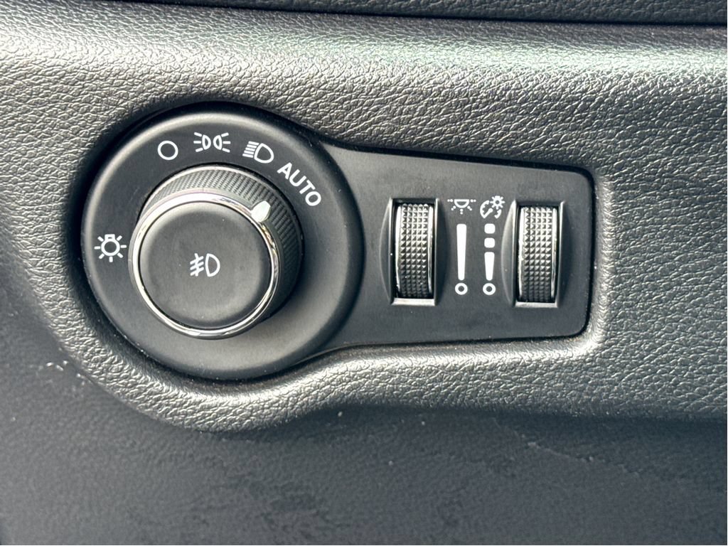 Used 2025 Chrysler Pacifica Limited FWD image 13