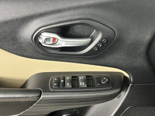 Used 2016 Jeep Cherokee Limited w/ Luxury Group image 20