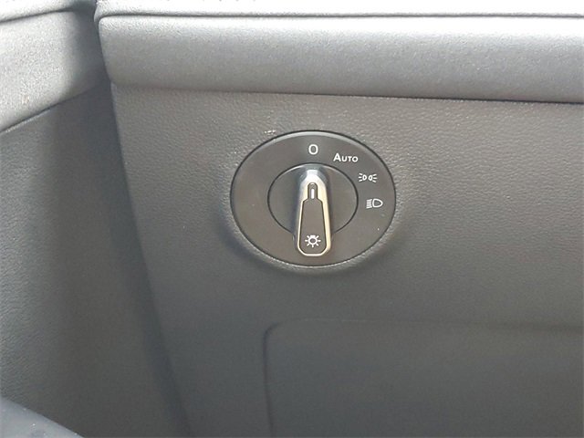 Certified 2025 Volkswagen Taos SE image 35