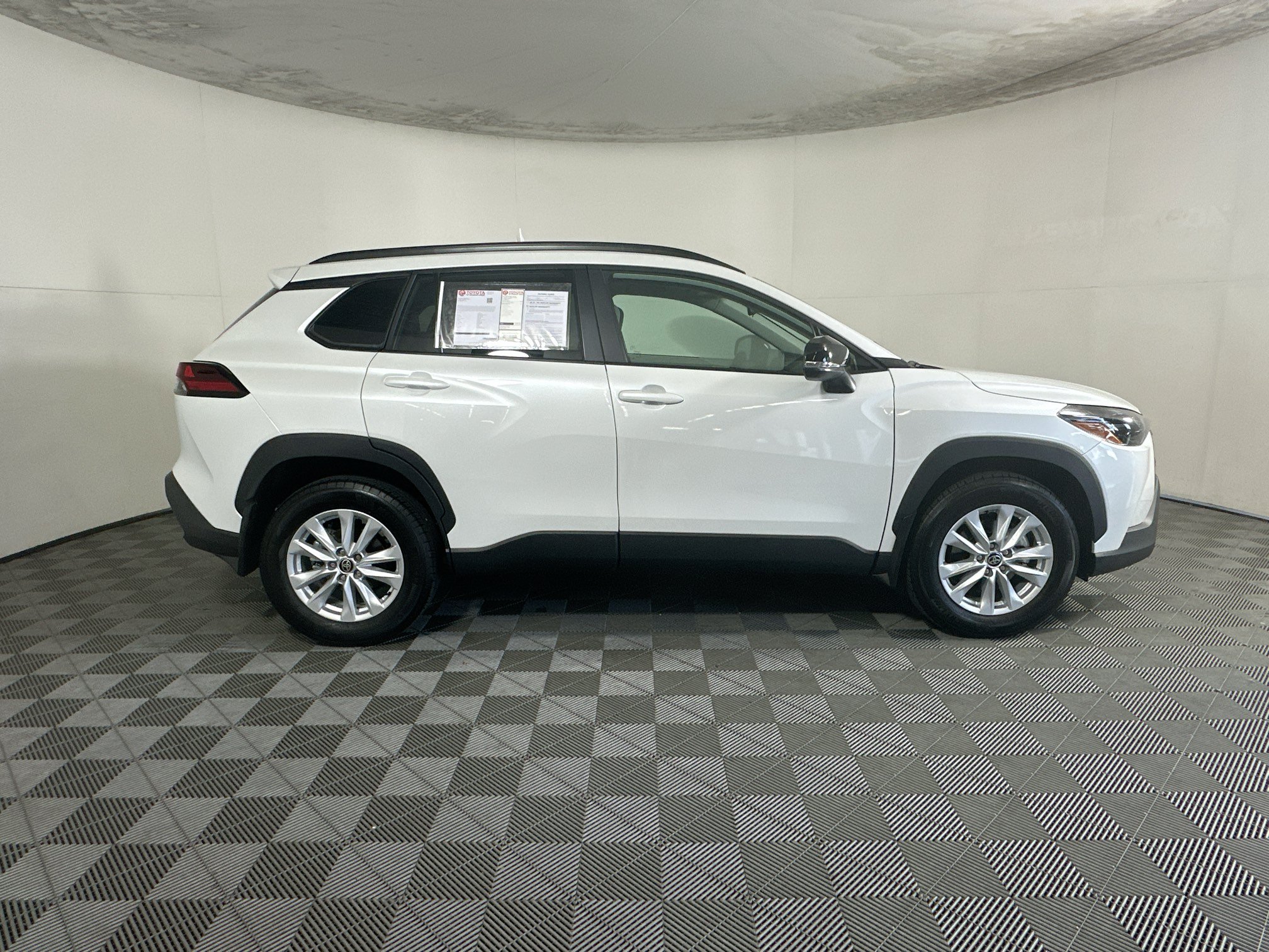 Used 2026 Toyota Corolla Cross LE FWD image 2