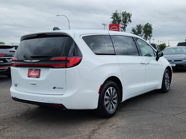 Used 2023 Chrysler Pacifica Touring-L FWD image 3