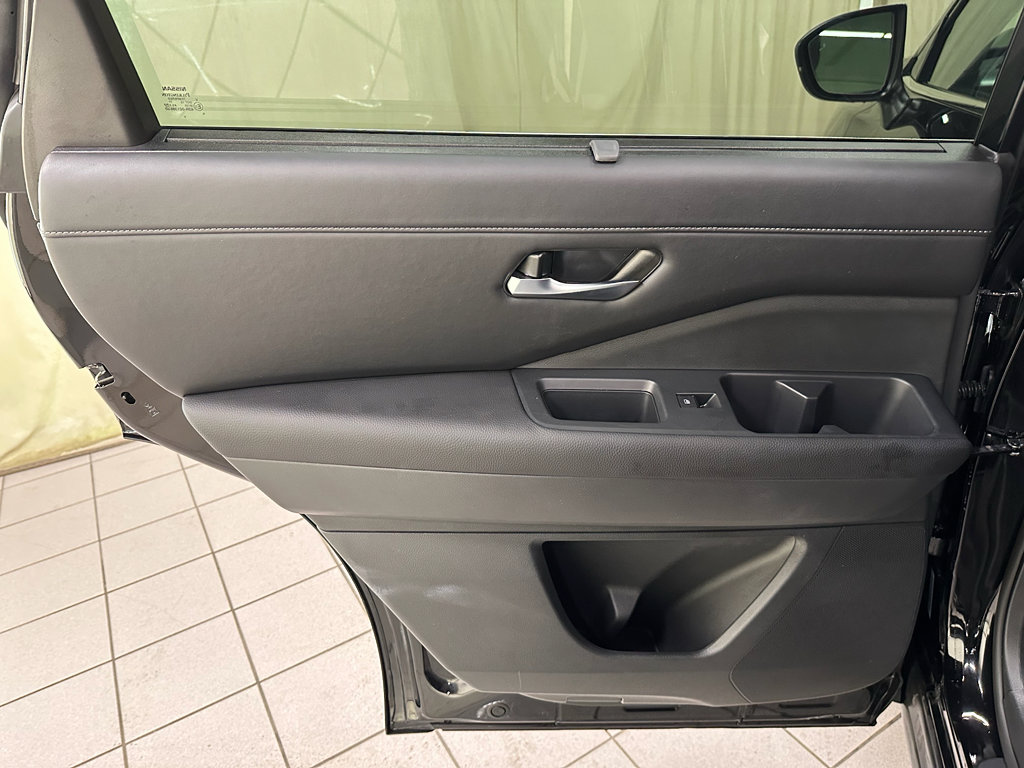 Used 2025 Nissan Pathfinder SL AWD/4WD image 38