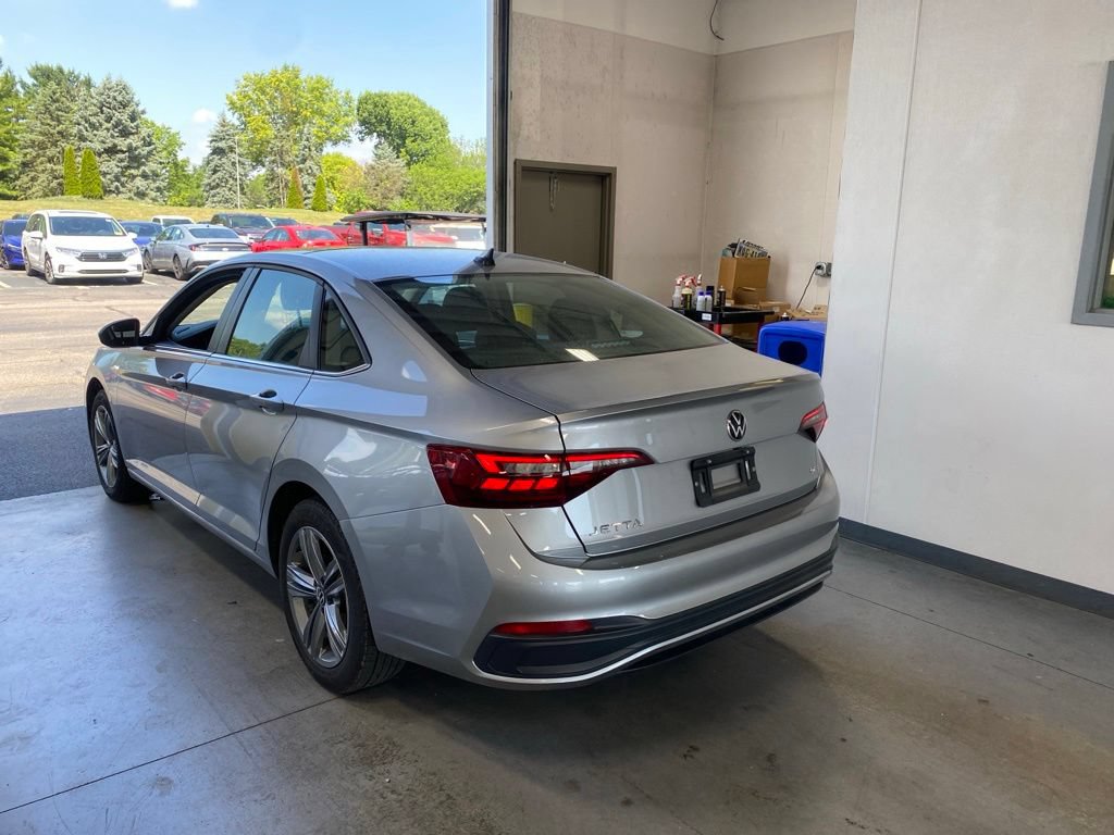 Used 2024 Volkswagen Jetta SE FWD image 3