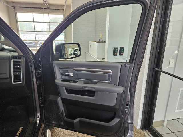 Used 2015 RAM 1500 Classic SLT AWD/4WD image 13