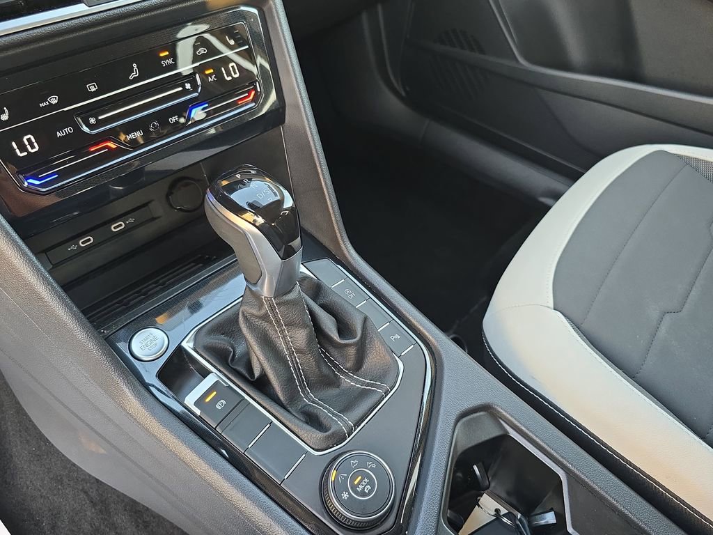 Used 2025 Volkswagen Taos SE AWD/4WD image 40