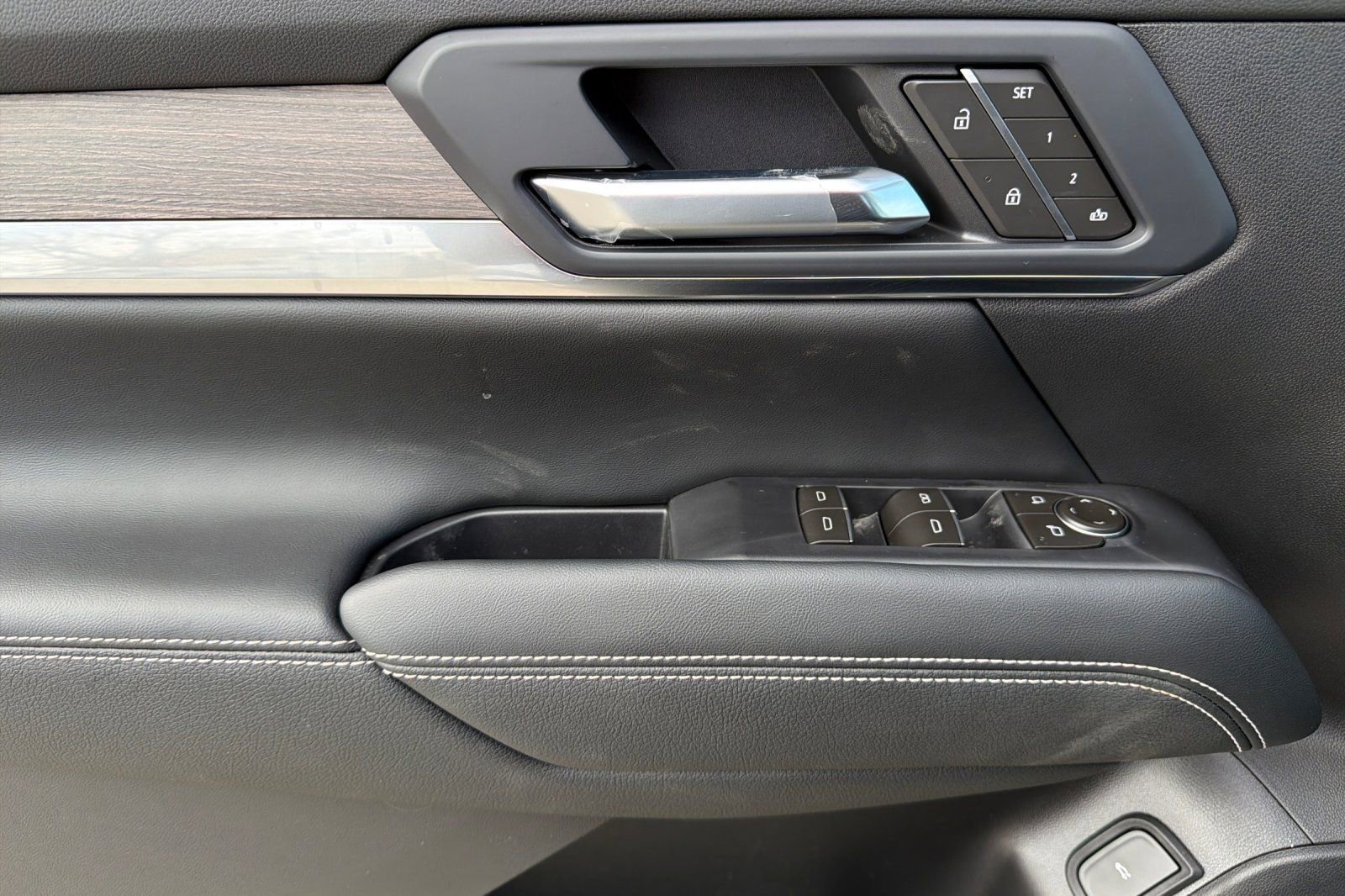 New 2026 GMC Terrain Denali w/ LPO, Black Badging Package image 10