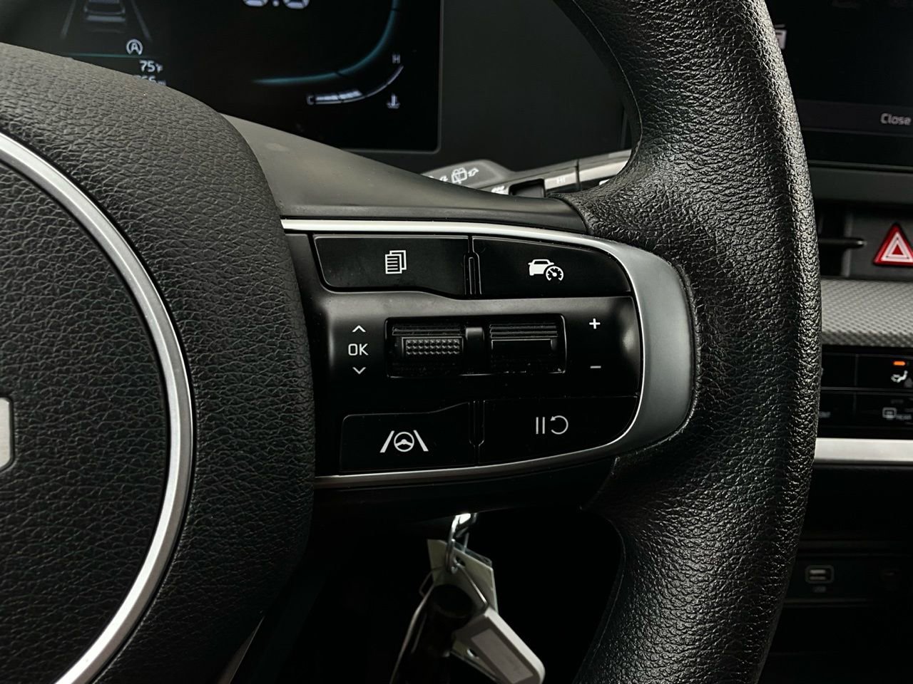 Used 2025 Kia Sportage LX image 32