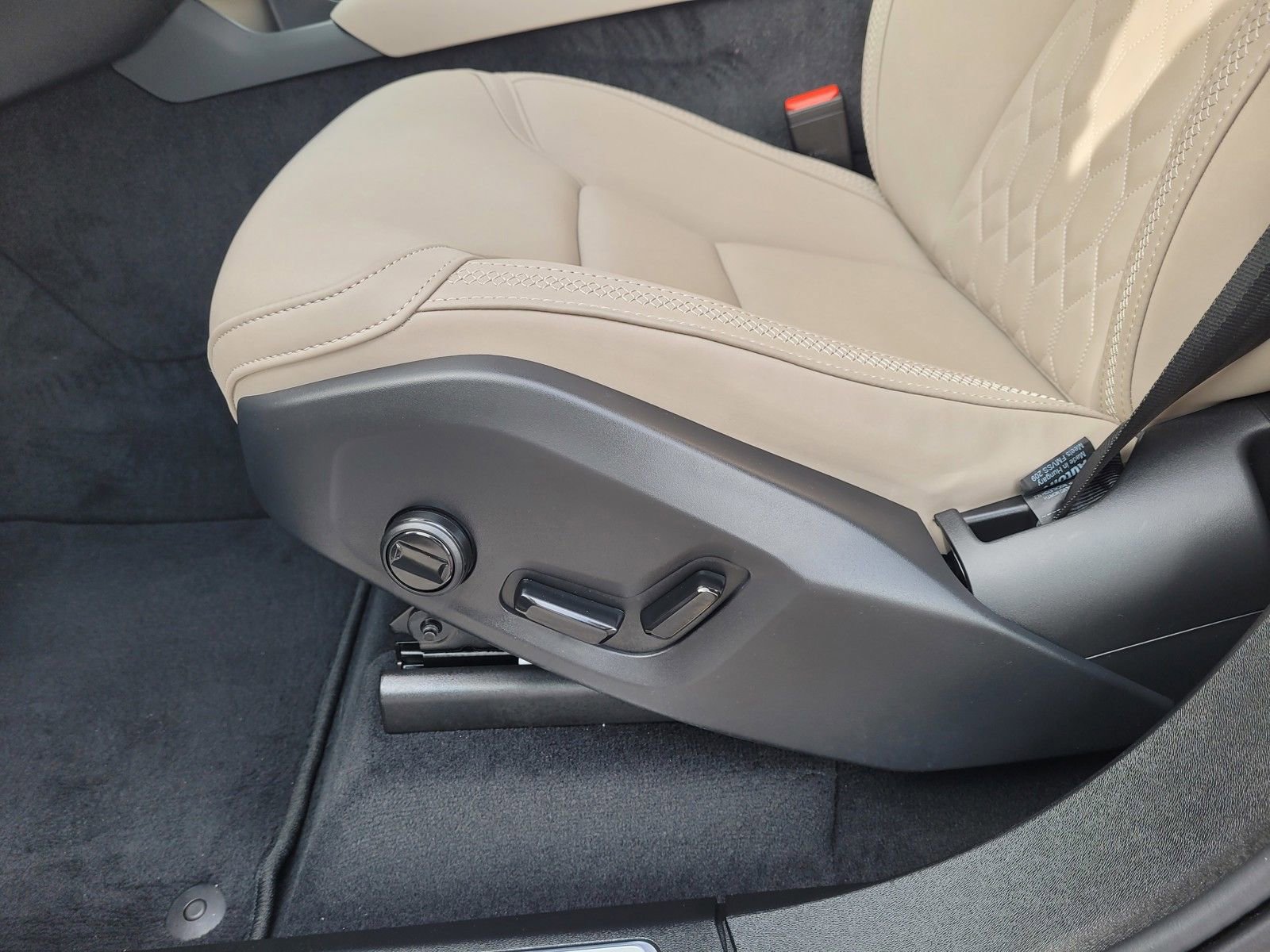 Certified 2025 Volvo XC90 T8 Plus image 10