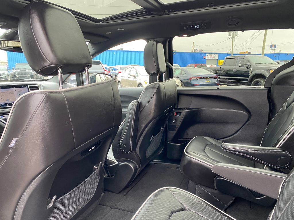 Used 2026 Chrysler Pacifica Limited image 15