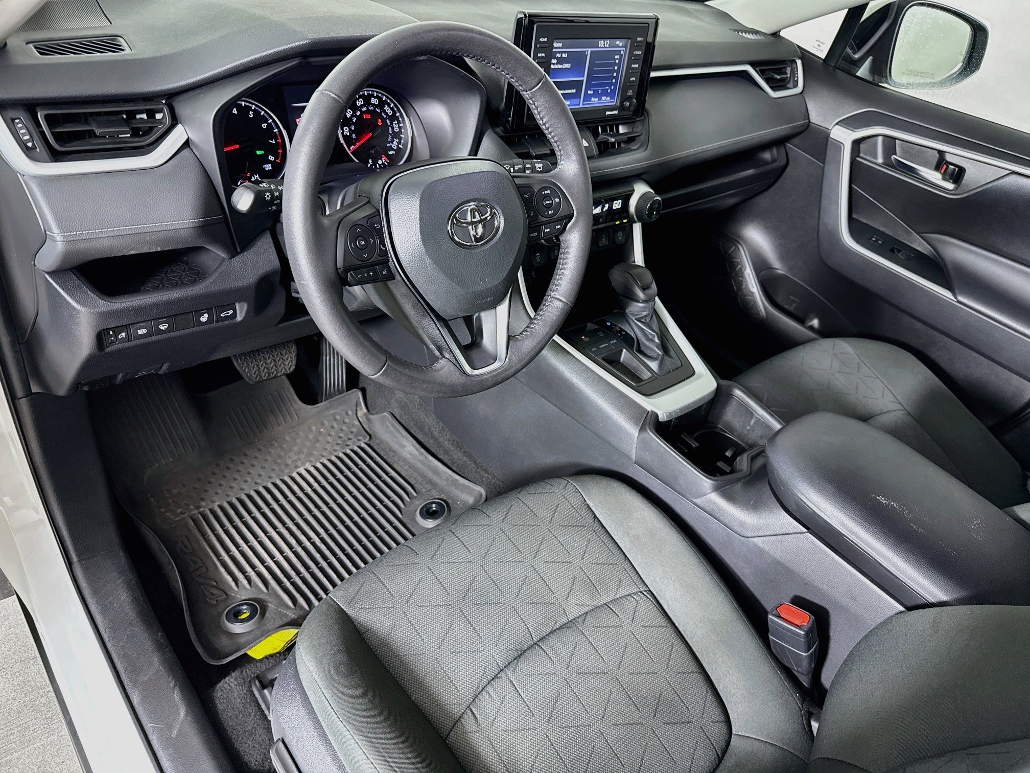 Used 2022 Toyota RAV4 XLE w/ Convenience Package FWD image 8