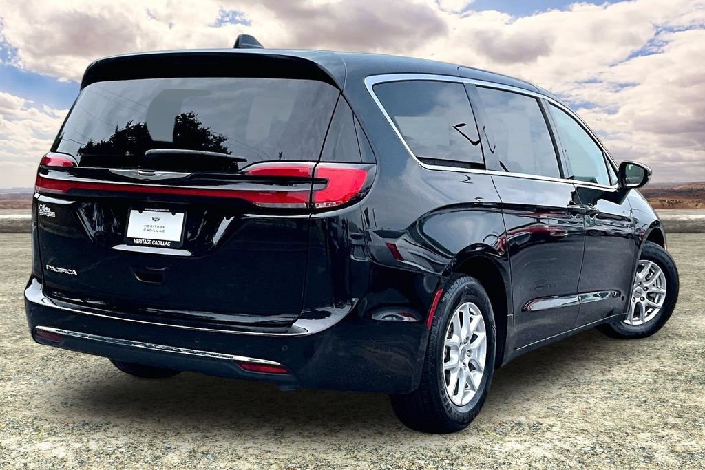 Used 2024 Chrysler Pacifica Touring-L FWD image 5