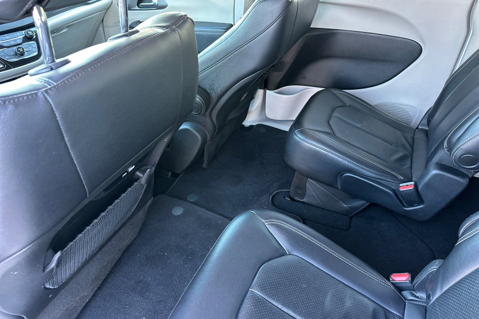 Used 2022 Chrysler Pacifica Touring-L FWD image 14
