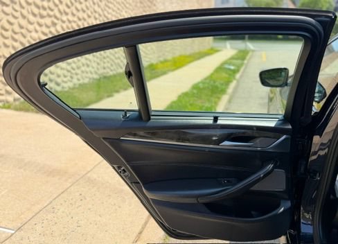 Used 2019 BMW M550i xDrive w/ Dynamic Handling Package AWD/4WD image 16