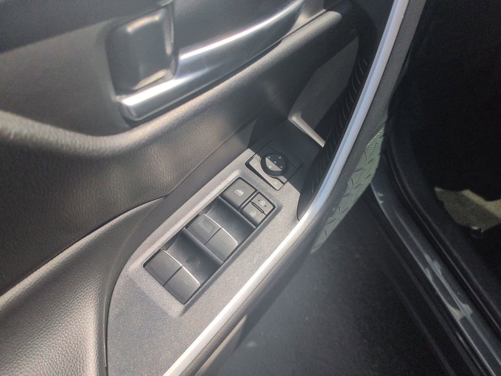 Used 2025 Toyota RAV4 XLE AWD/4WD image 11