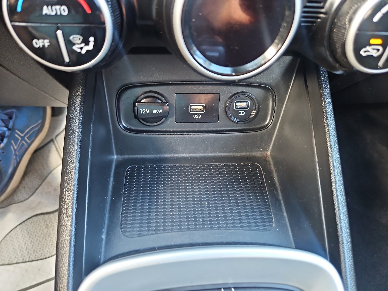 Used 2020 Hyundai Venue SEL image 31