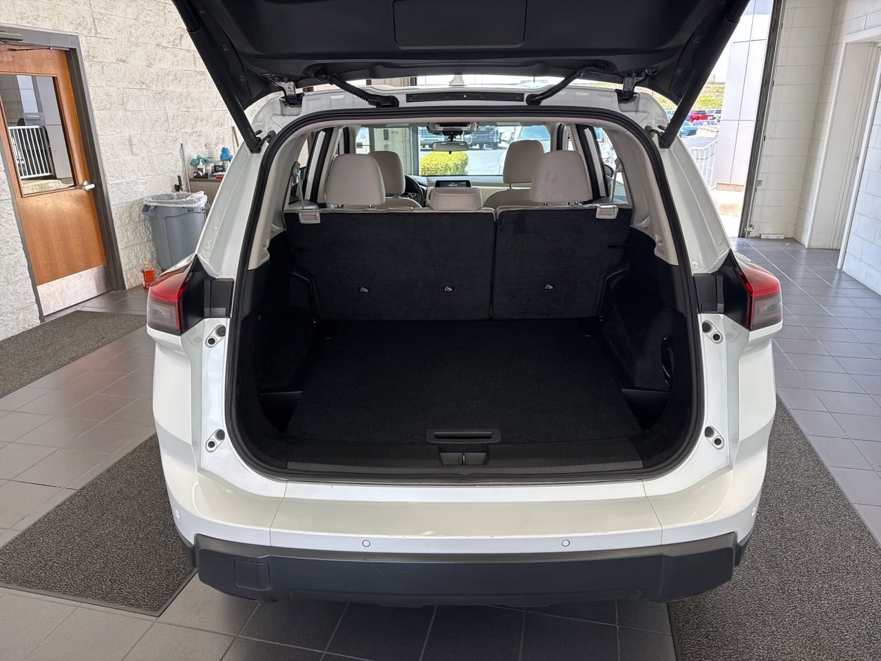 Used 2025 Nissan Rogue SV image 9