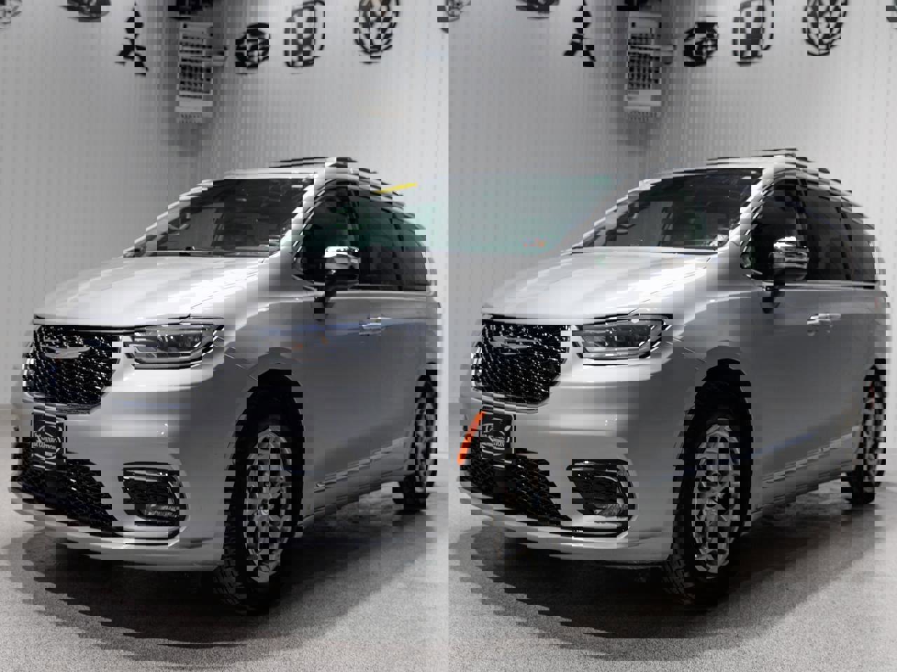 Used 2023 Chrysler Pacifica Limited image 2