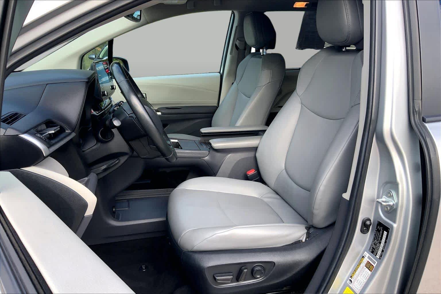 Used 2024 Toyota Sienna XLE FWD image 8