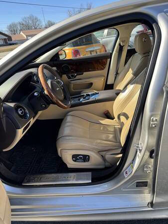 Used 2017 Jaguar XJ R-Sport image 9