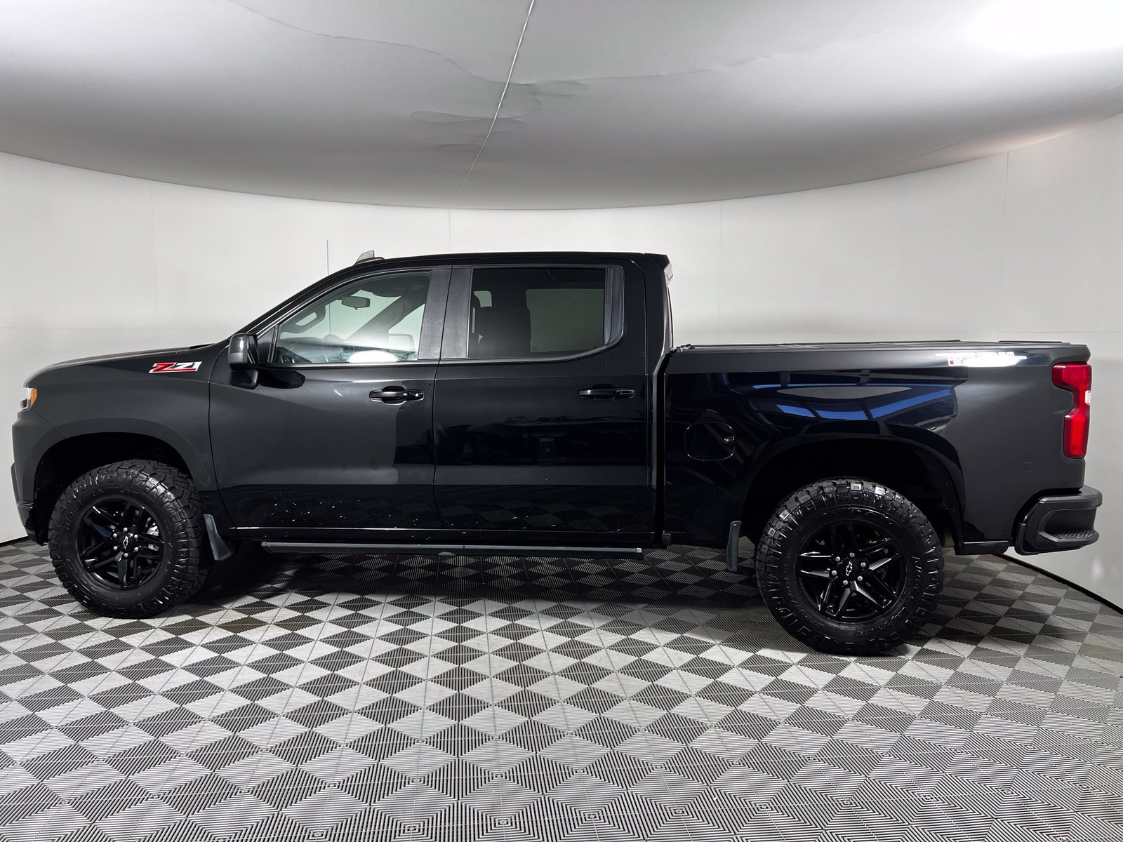 Used 2020 Chevrolet Silverado 1500 LT Trail Boss w/ Midnight Edition AWD/4WD image 8